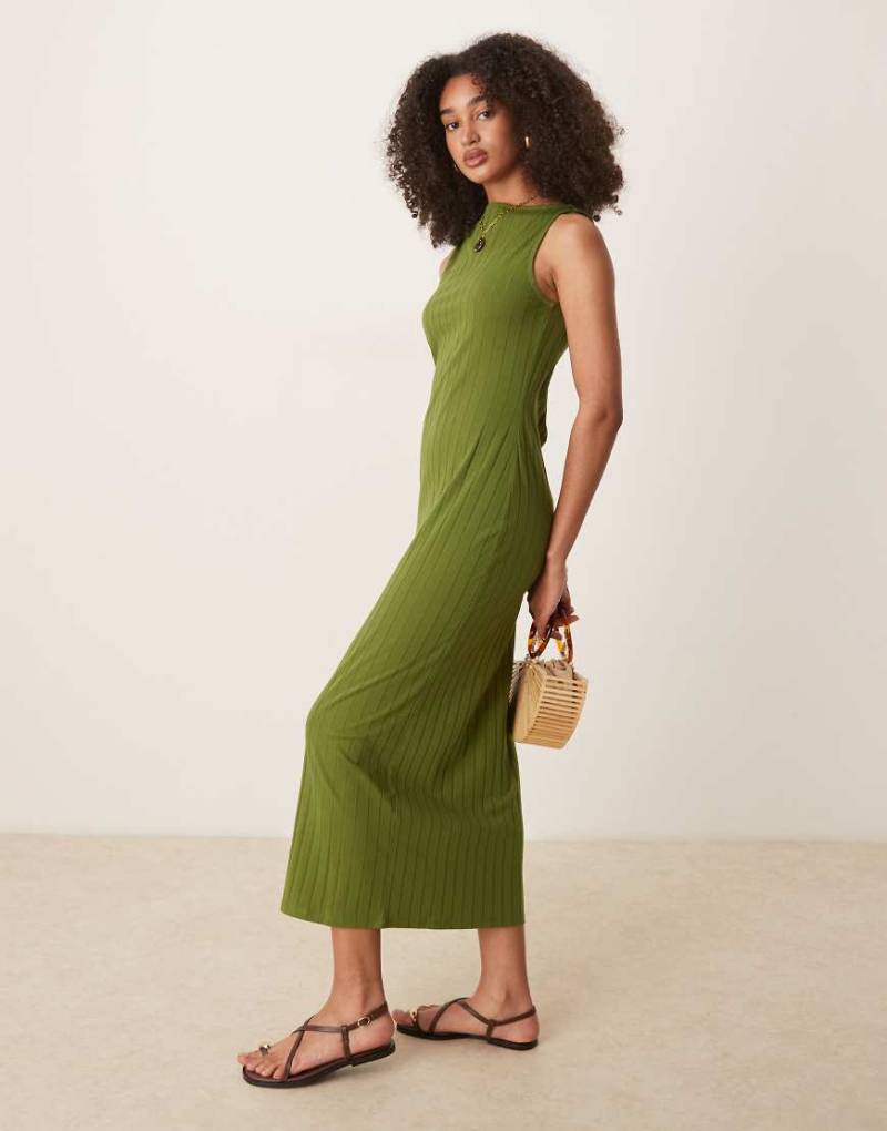 ASOS DESIGN - Ärmelloses, breit geripptes Midikleid in Khaki mit U-Boot-Ausschnitt-Grün von ASOS DESIGN