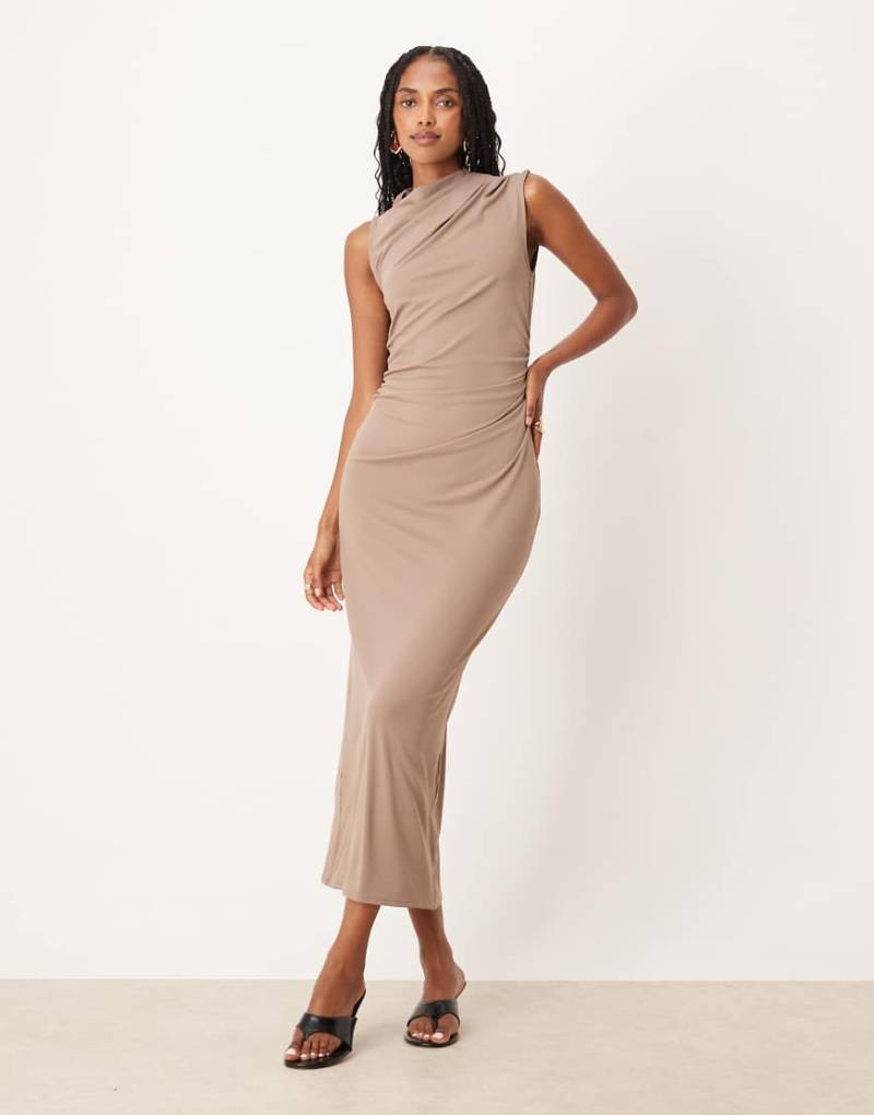 ASOS DESIGN - Ärmelloses, drapiertes Maxikleid in Kamelbraun-Brown von ASOS DESIGN