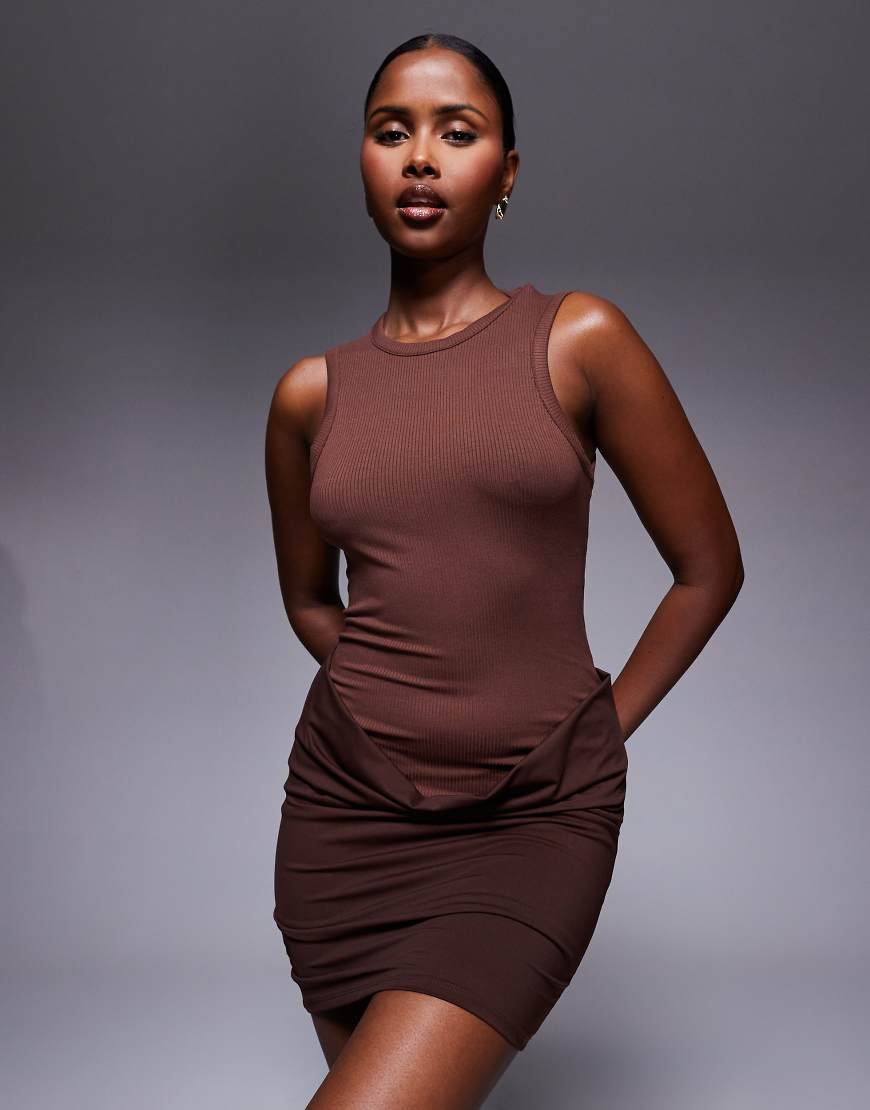ASOS DESIGN - Ärmelloses, geripptes Bodycon-Minikleid in Schokobraun mit Rock-Design von ASOS DESIGN