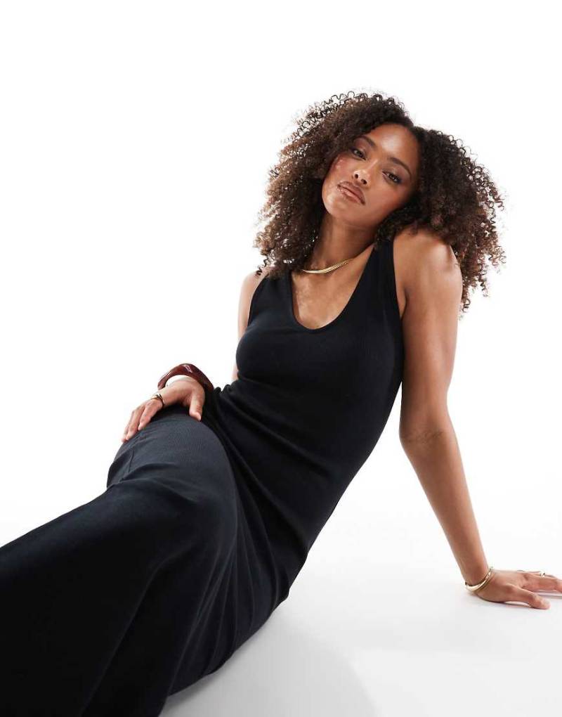 ASOS DESIGN - Ärmelloses, geripptes Midaxi-Kleid in Schwarz mit V-Ausschnitt von ASOS DESIGN