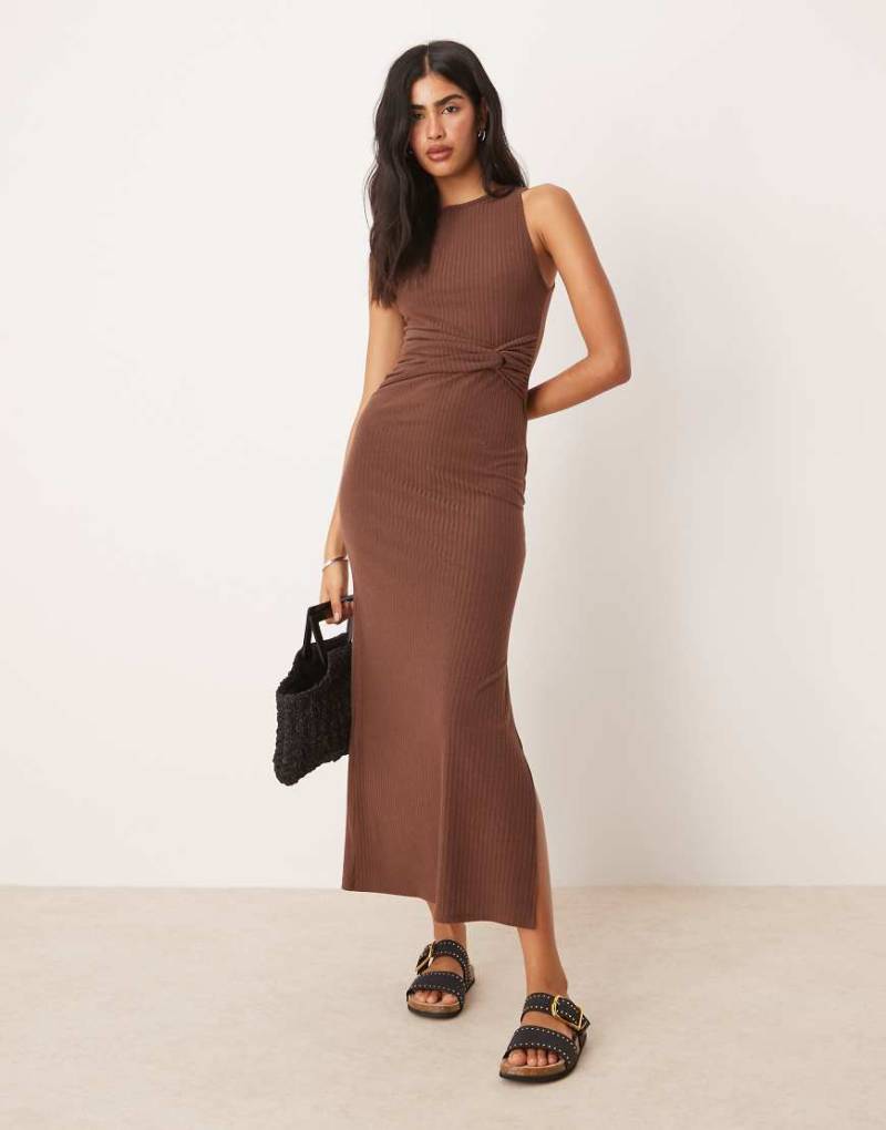 ASOS DESIGN - Ärmelloses, geripptes Midikleid in Schokobraun mit Ringerrücken und Zierknoten von ASOS DESIGN