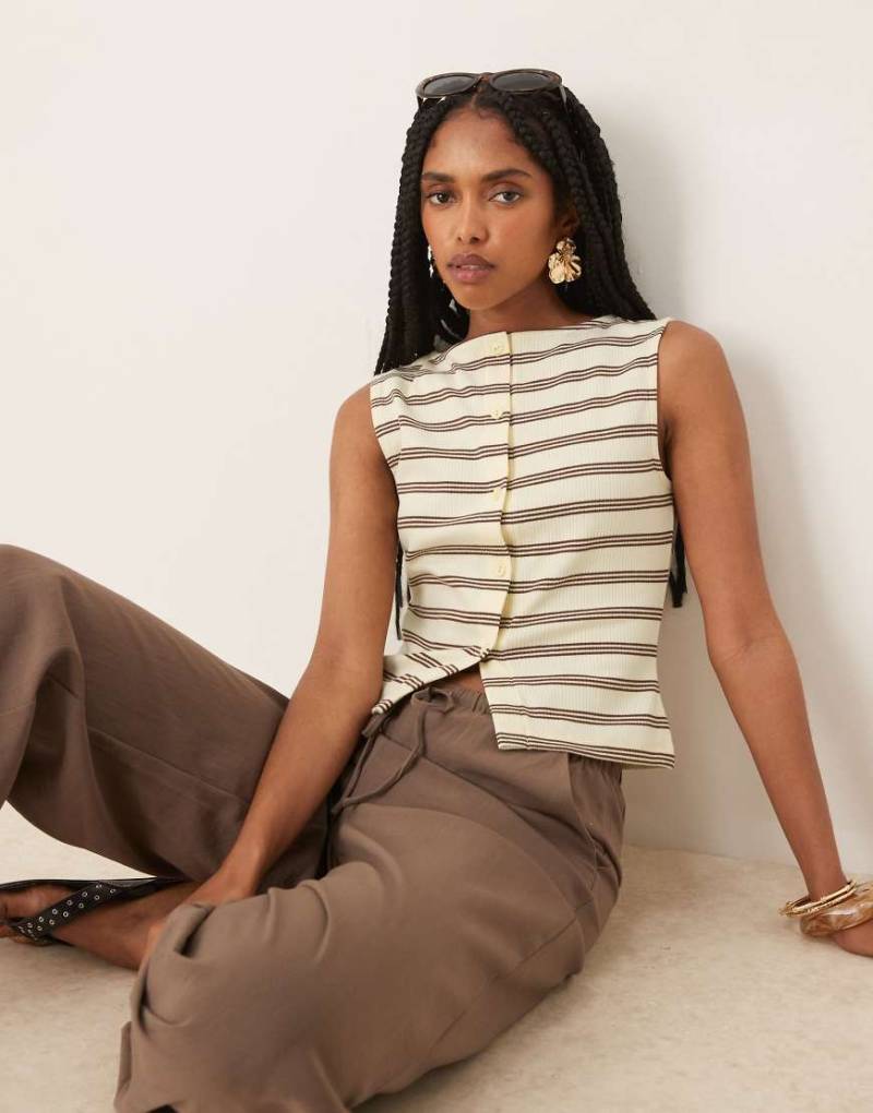 ASOS DESIGN - Ärmelloses, geripptes Oberteil in gestreiftem Buttermilchgelb mit durchgehender Knopfleiste, Kombiteil von ASOS DESIGN