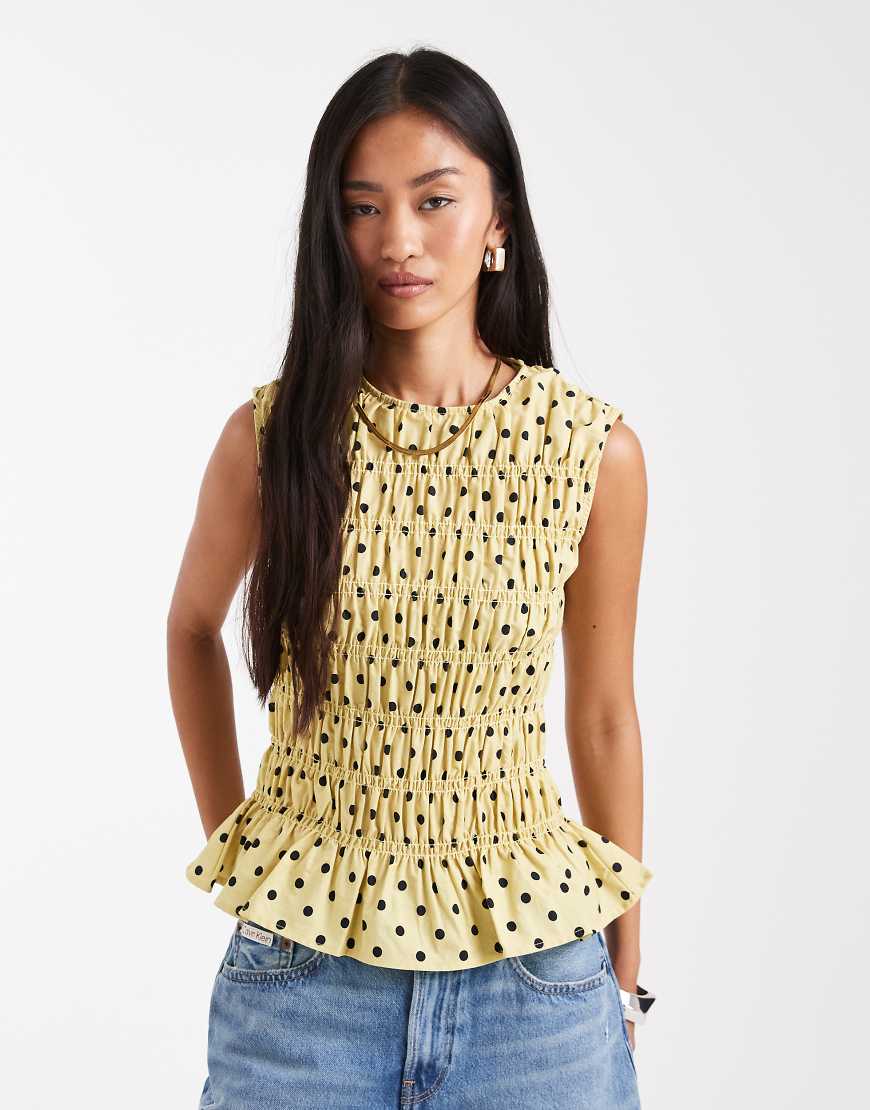 ASOS DESIGN - Ärmelloses, gesmoktes Oberteil in Gelb mit Punkten von ASOS DESIGN