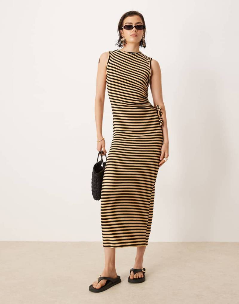 ASOS DESIGN - Ärmelloses, gestreiftes Frottee-Maxikleid in Orange und Schwarz mit seitlichem Cut Out-Bunt von ASOS DESIGN