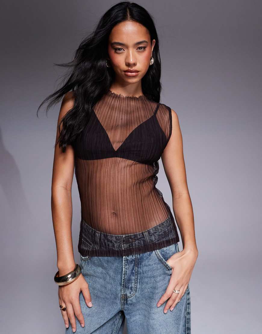 ASOS DESIGN - Ärmelloses, hochgeschlossenes Plissee-Oberteil in transparentem Braun von ASOS DESIGN
