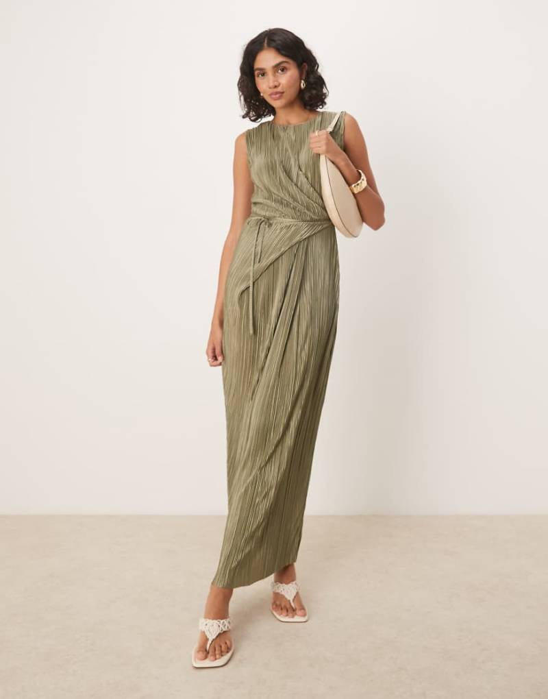 ASOS DESIGN - Ärmelloses, plissiertes Maxi-Wickelkleid in Khaki mit Bindeband vorne-Grün von ASOS DESIGN