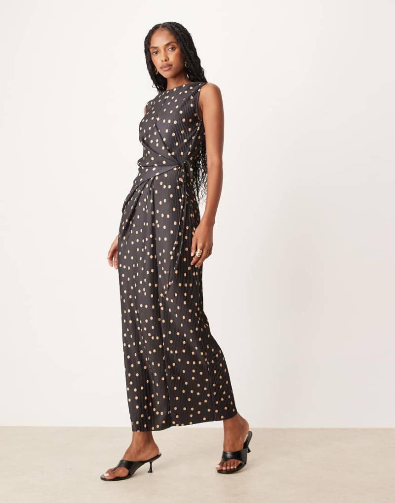 ASOS DESIGN - Ärmelloses, plissiertes Maxi-Wickelkleid mit Bindeband vorne und Polka Dots-Bunt von ASOS DESIGN