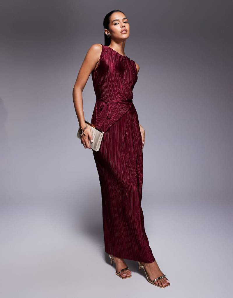ASOS DESIGN - Ärmelloses, plissiertes Wickel-Maxikleid in Weinrot mit Bindeband vorne von ASOS DESIGN