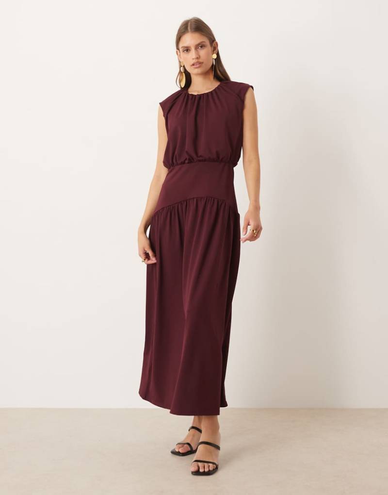 ASOS DESIGN - Ärmelloses Ballon-Midikleid in Weinrot mit tief angesetztem Taillen-Detail von ASOS DESIGN