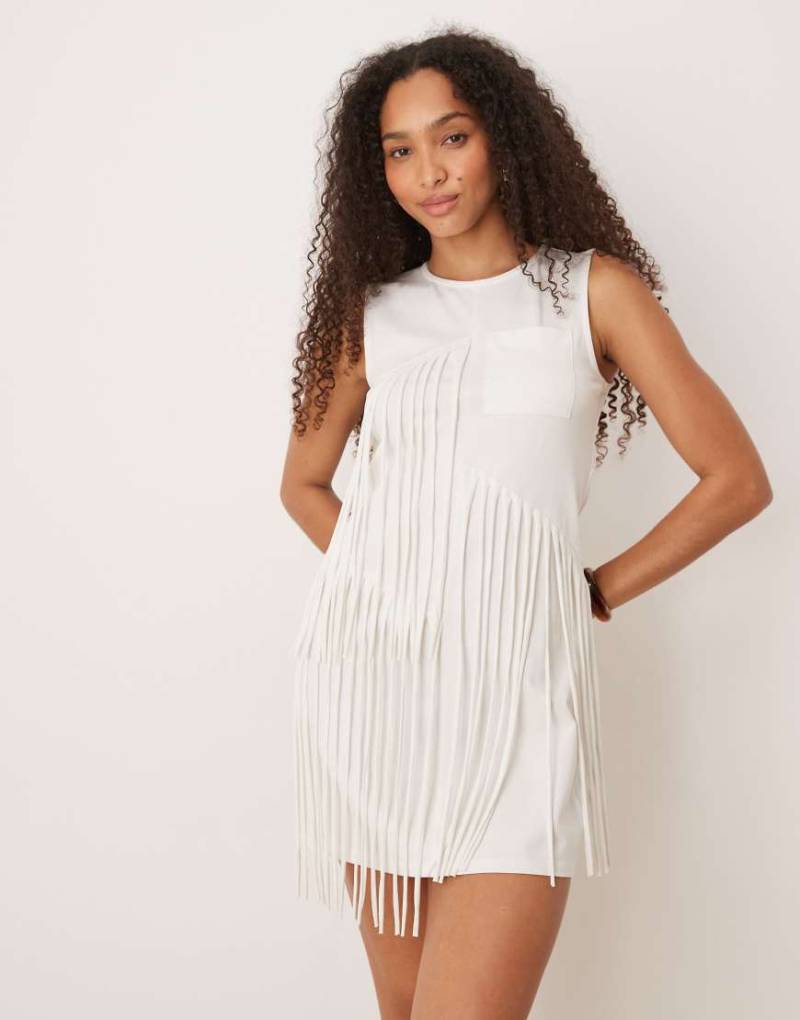 ASOS DESIGN - Ärmelloses Fransen-Minikleid in Weiß mit Taschendetail von ASOS DESIGN