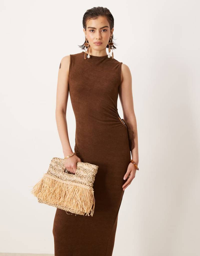 ASOS DESIGN - Ärmelloses Frottee-Maxikleid in Schokobraun mit Seiten-Cut-out von ASOS DESIGN