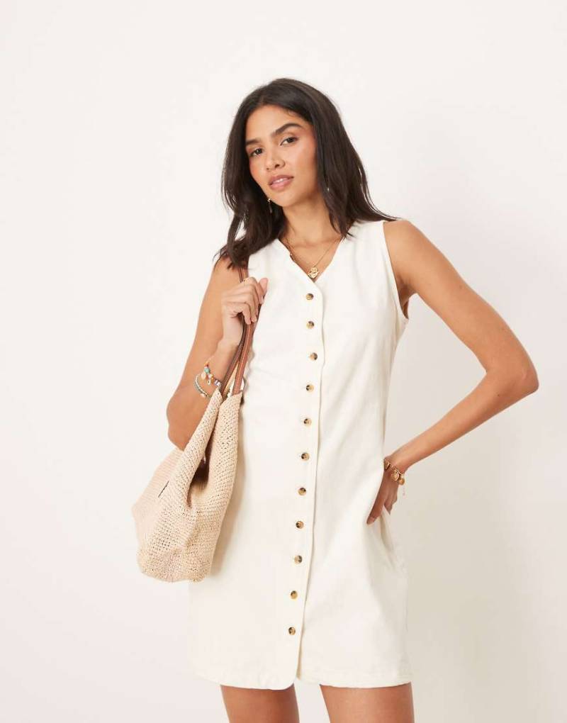 ASOS DESIGN - Ärmelloses Jeanskleid in Ecru mit V-Ausschnitt und durchgehender Knopfleiste-Weiß von ASOS DESIGN