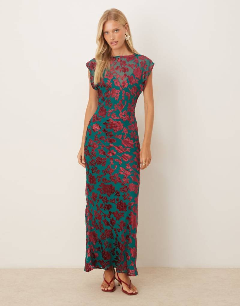 ASOS DESIGN - Ärmelloses Maxikleid aus Ausbrenner-Samt in Blau mit Rundhalsausschnitt und rotem Blumenmuster-Bunt von ASOS DESIGN