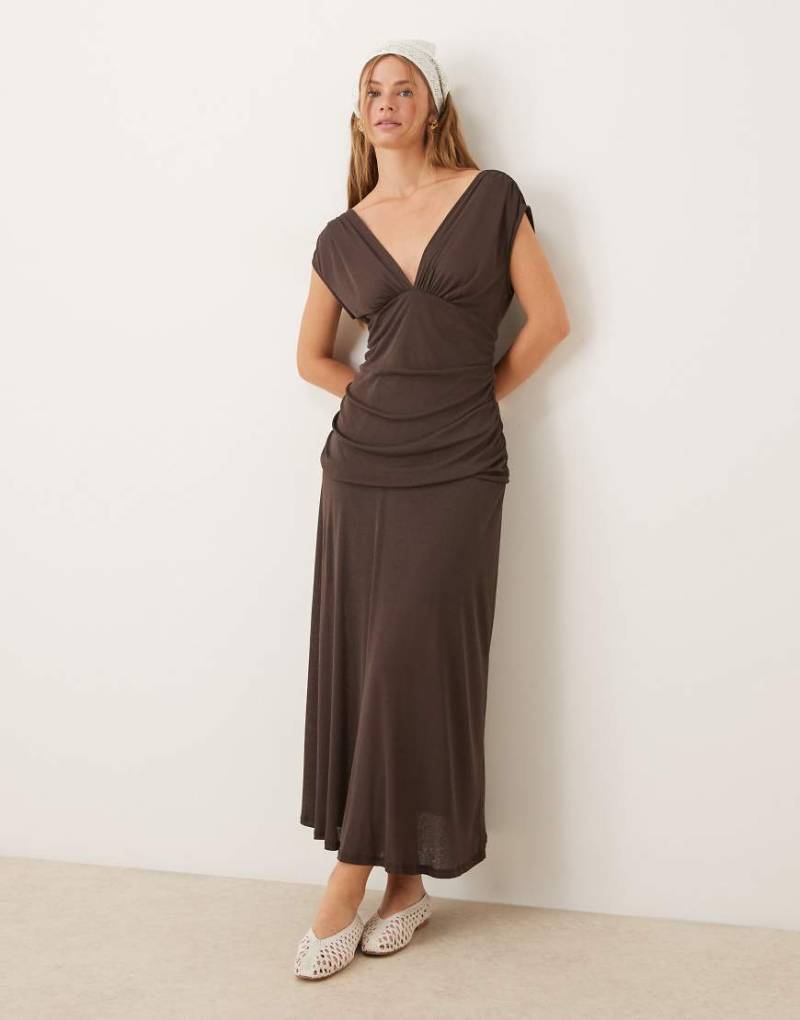 ASOS DESIGN - Ärmelloses Maxikleid aus strukturiertem Netzstoff in Schokobraun mit tiefem V-Ausschnitt und geraffter Taille-Brown von ASOS DESIGN