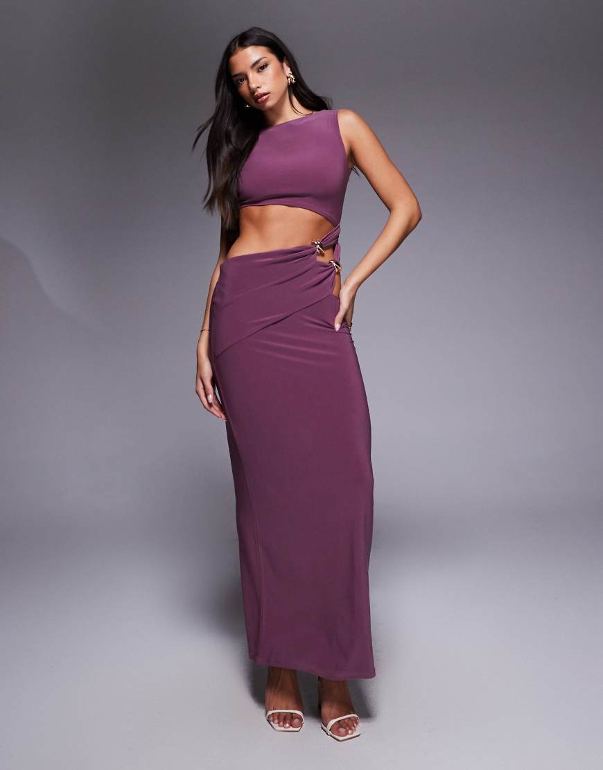 ASOS DESIGN - Ärmelloses Maxikleid in Burgunderrot mit Cut-out-Design und Metallbesatz an der Seite ASOS DESIGN - Ärmelloses Maxikleid in Burgunderrot mit Cut-out-Design und Metallbesatz an der Seite von ASOS DESIGN