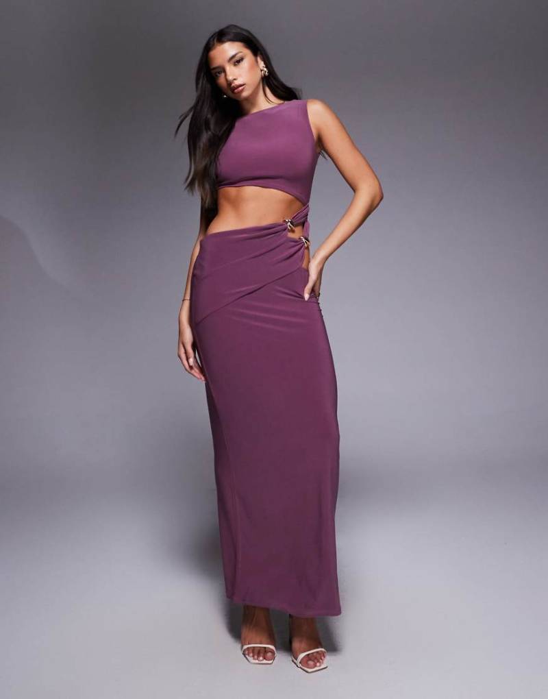 ASOS DESIGN - Ärmelloses Maxikleid in Burgunderrot mit Cut-out-Design und Metallbesatz an der Seite von ASOS DESIGN