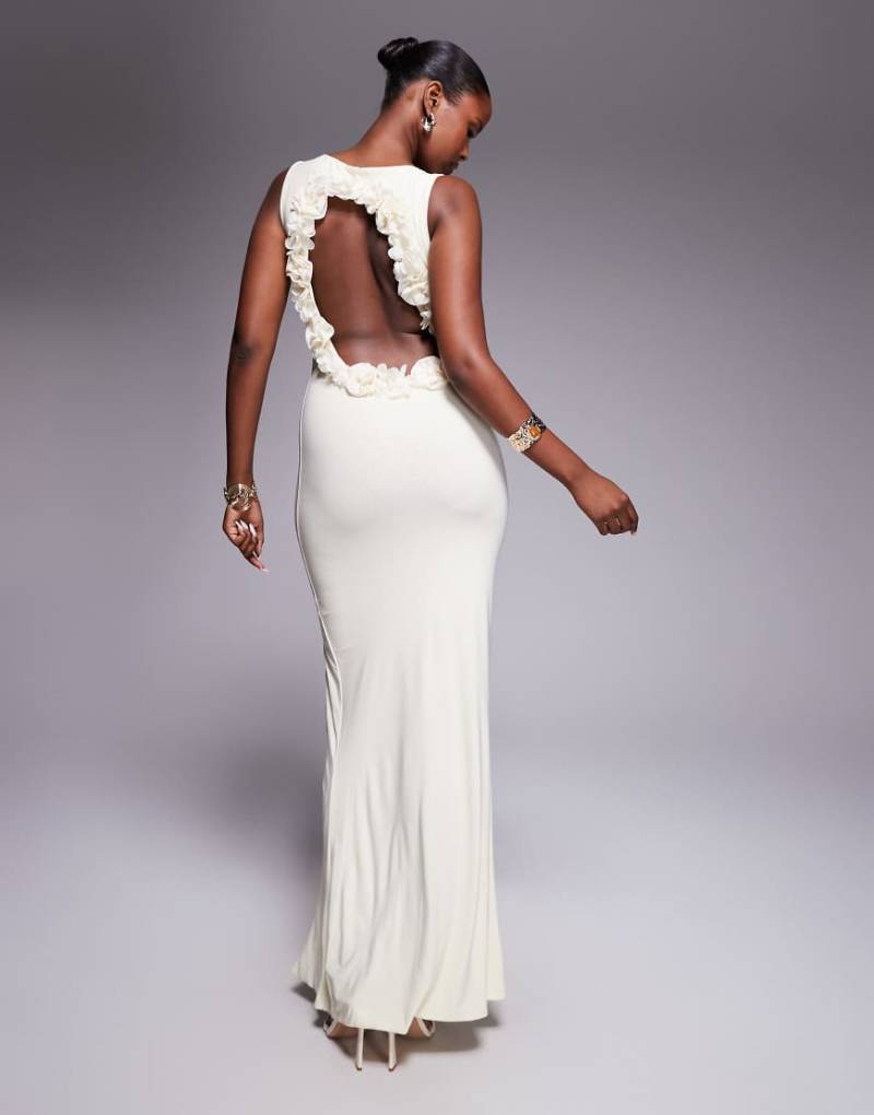 ASOS DESIGN - Ärmelloses Maxikleid in Buttermilchgelb mit Rückenausschnitt und 3D-Blumen von ASOS DESIGN