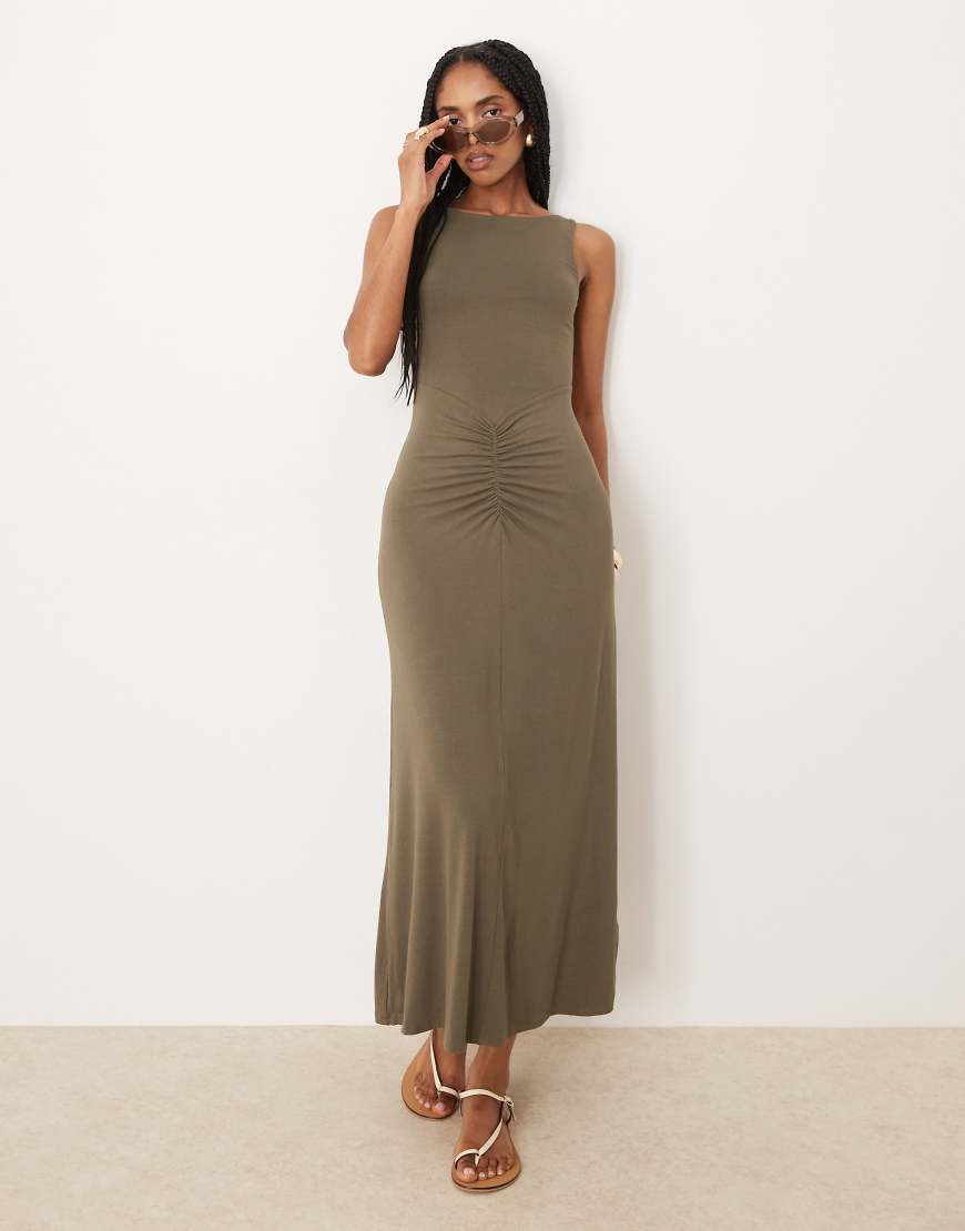ASOS DESIGN - Ärmelloses Maxikleid in Khaki mit geraffter Vorderseite und U-Boot-Ausschnitt-Grün von ASOS DESIGN
