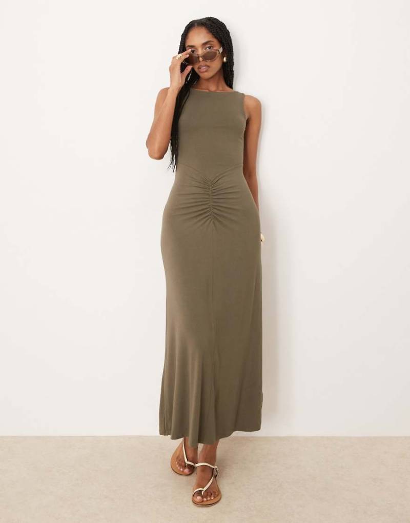 ASOS DESIGN - Ärmelloses Maxikleid in Khaki mit geraffter Vorderseite und U-Boot-Ausschnitt-Grün von ASOS DESIGN