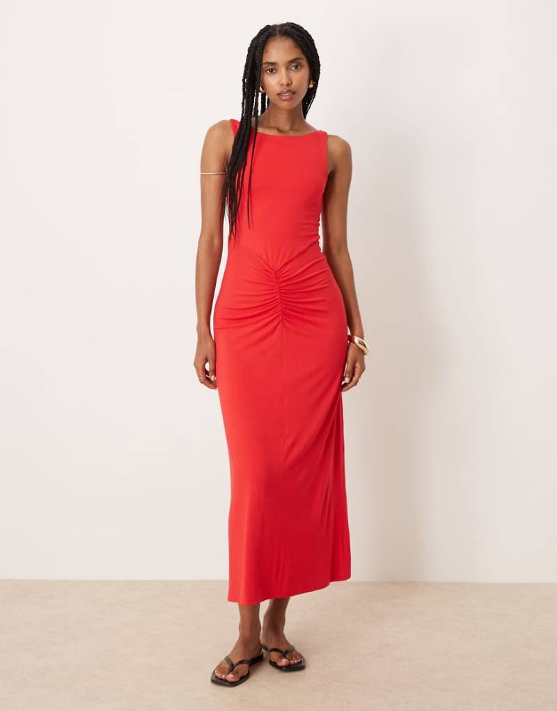 ASOS DESIGN - Ärmelloses Maxikleid in Rot mit geraffter Vorderseite und U-Boot-Ausschnitt von ASOS DESIGN