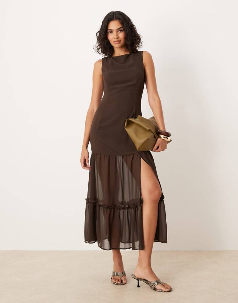 ASOS DESIGN - Ärmelloses Midaxi-Kleid in Braun mit U-Boot-Ausschnitt und geteiltem Saum von ASOS DESIGN