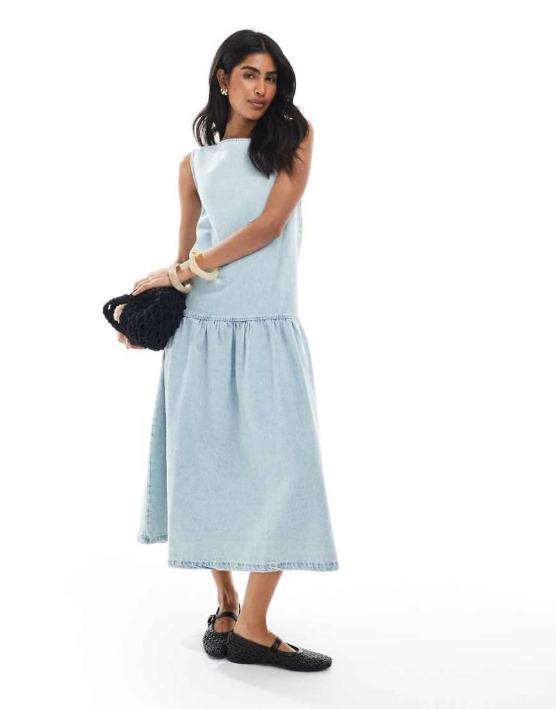 ASOS DESIGN - Ärmelloses Midi-Jeanskleid in hellblauer Waschung mit tiefer Taille von ASOS DESIGN
