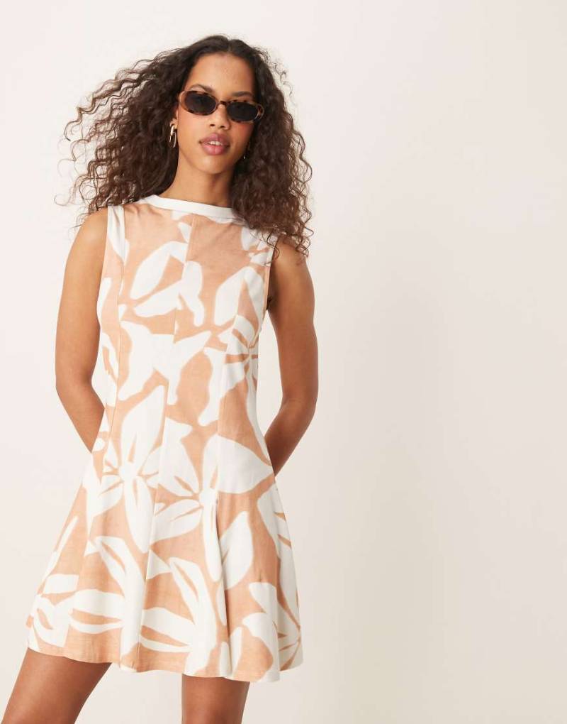 ASOS DESIGN - Ärmelloses Midi-Sommerkleid aus Baumwolle in Weiß mit großem Blumenprint in Rosa-Bunt von ASOS DESIGN