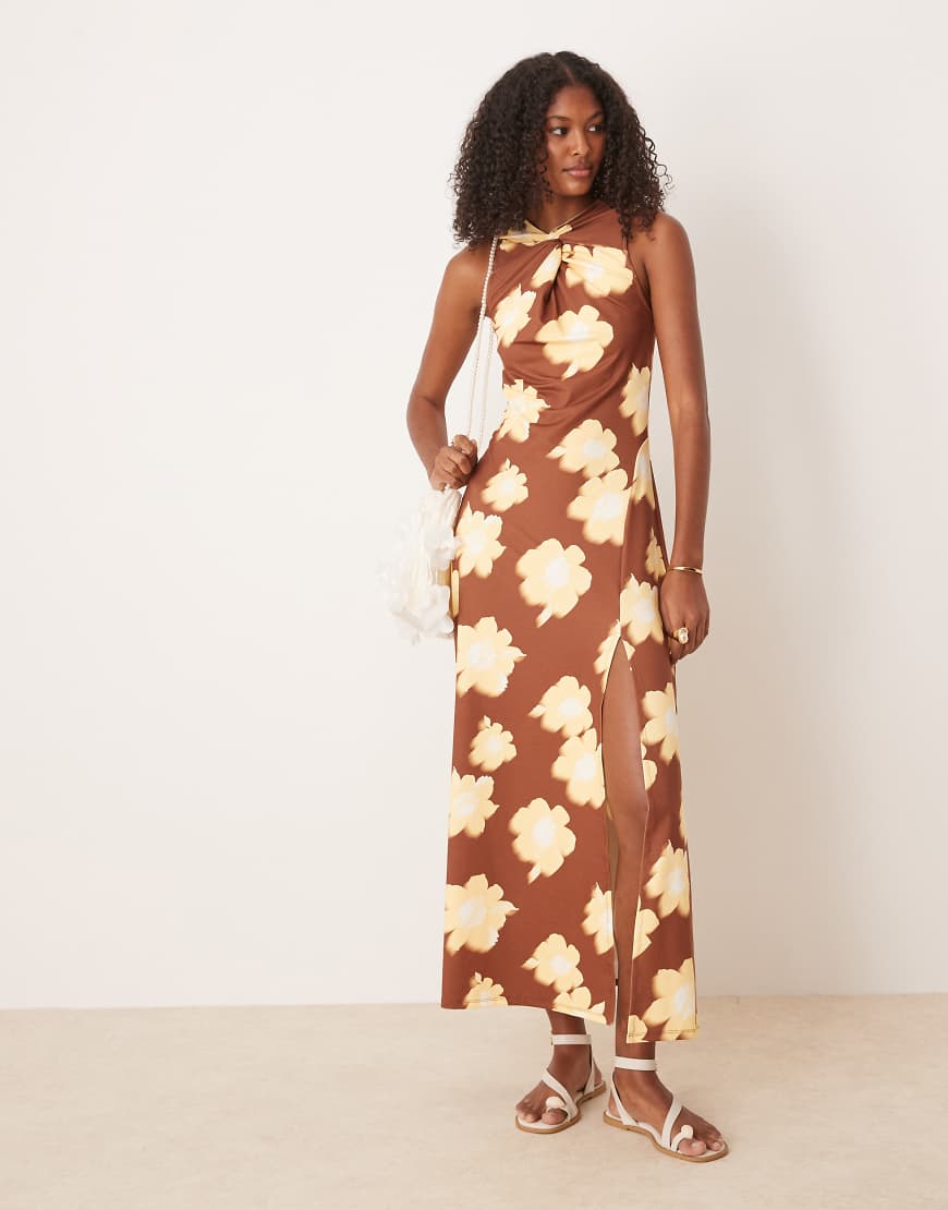 ASOS DESIGN - Ärmelloses Midikleid in Braun mit Blumenmuster und hohem verdrehtem Ausschnitt von ASOS DESIGN