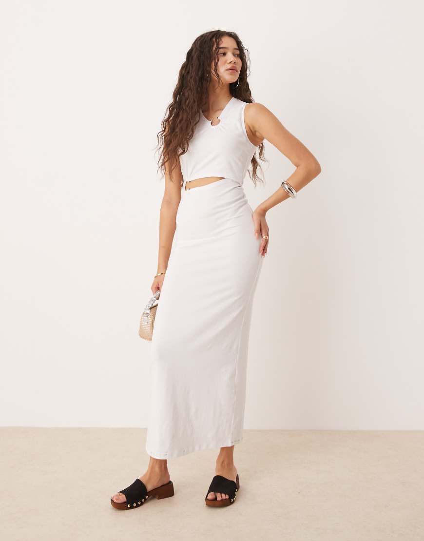 ASOS DESIGN - Ärmelloses Midikleid in Weiß mit Cut-out-Design und Ringverzierung von ASOS DESIGN