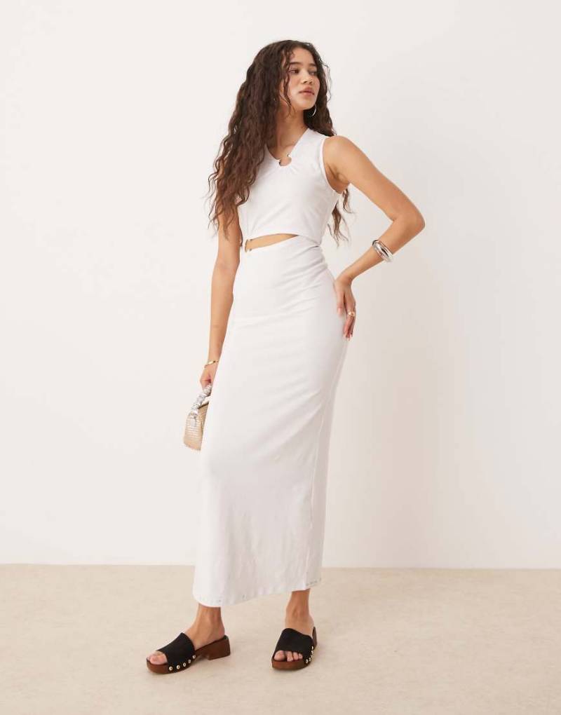 ASOS DESIGN - Ärmelloses Midikleid in Weiß mit Cut-out-Design und Ringverzierung von ASOS DESIGN