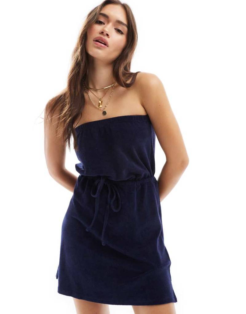 ASOS DESIGN - Ärmelloses Mini-Strandkleid aus Frottee in Marineblau von ASOS DESIGN