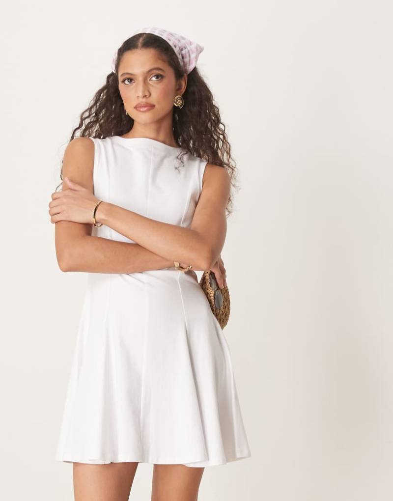 ASOS DESIGN - Ärmelloses Mini-Sommerkleid aus Baumwolle in Weiß von ASOS DESIGN