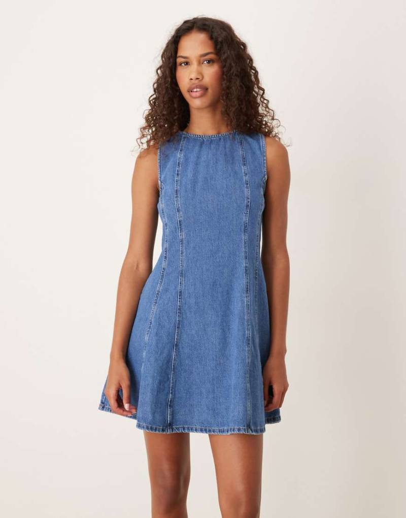 ASOS DESIGN - Ärmelloses Minikleid aus Denim in kräftigem Blau mit U-Boot-Ausschnitt von ASOS DESIGN