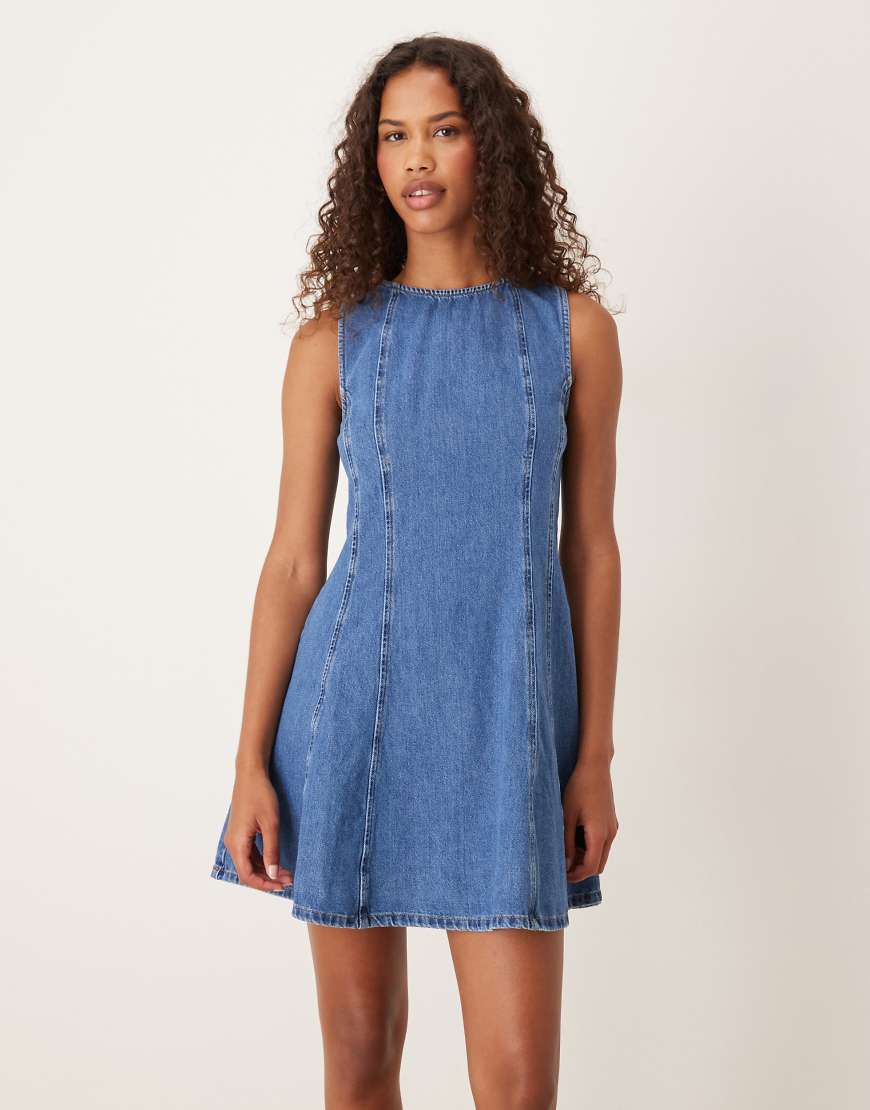 ASOS DESIGN - Ärmelloses Minikleid aus Denim in kräftigem Blau mit U-Boot-Ausschnitt von ASOS DESIGN