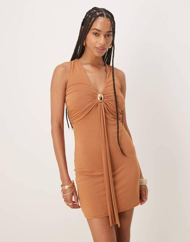 ASOS DESIGN - Ärmelloses Minikleid in Kamelbraun mit V-Ausschnitt und goldenem Besatz ASOS DESIGN - Ärmelloses Minikleid in Kamelbraun mit V-Ausschnitt und goldenem Besatz von ASOS DESIGN