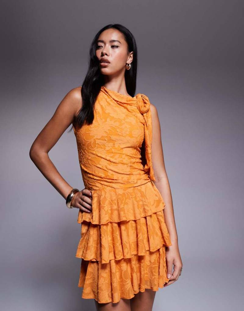 ASOS DESIGN - Ärmelloses Minikleid in Orange mit Bindedetail und Rüschen-Keine Farbe von ASOS DESIGN