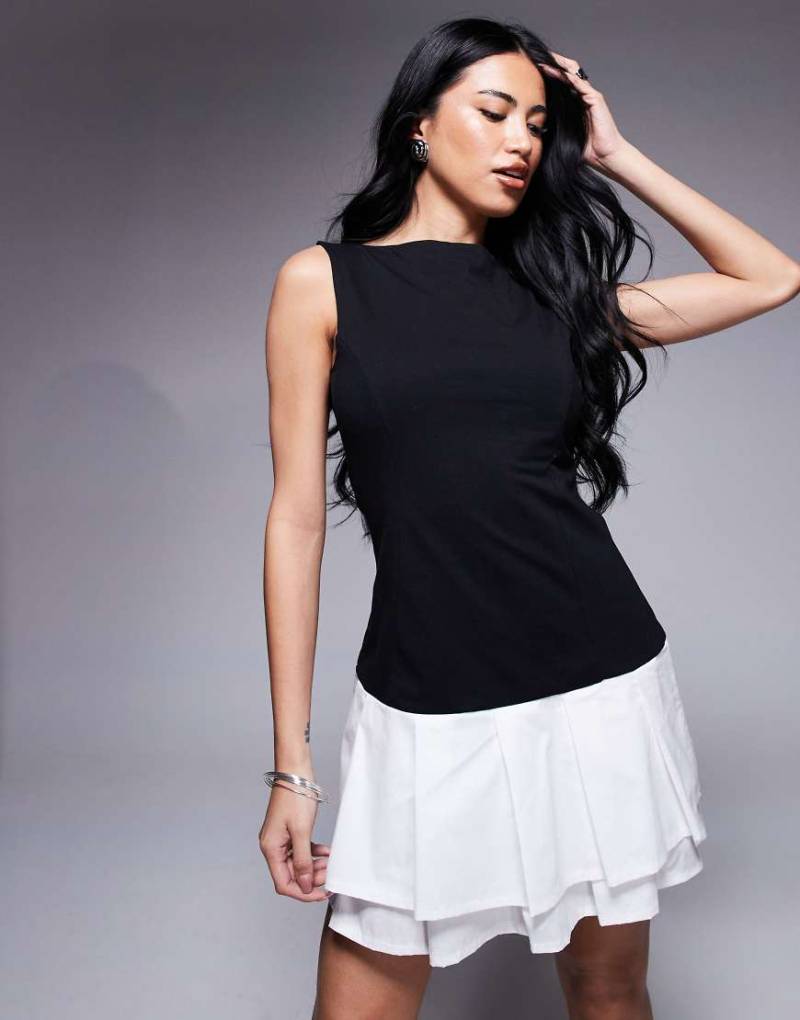 ASOS DESIGN - Ärmelloses Minikleid in Schwarzweiß mit tiefer Taille, U-Boot-Ausschnitt und Rock aus Popeline-Bunt von ASOS DESIGN