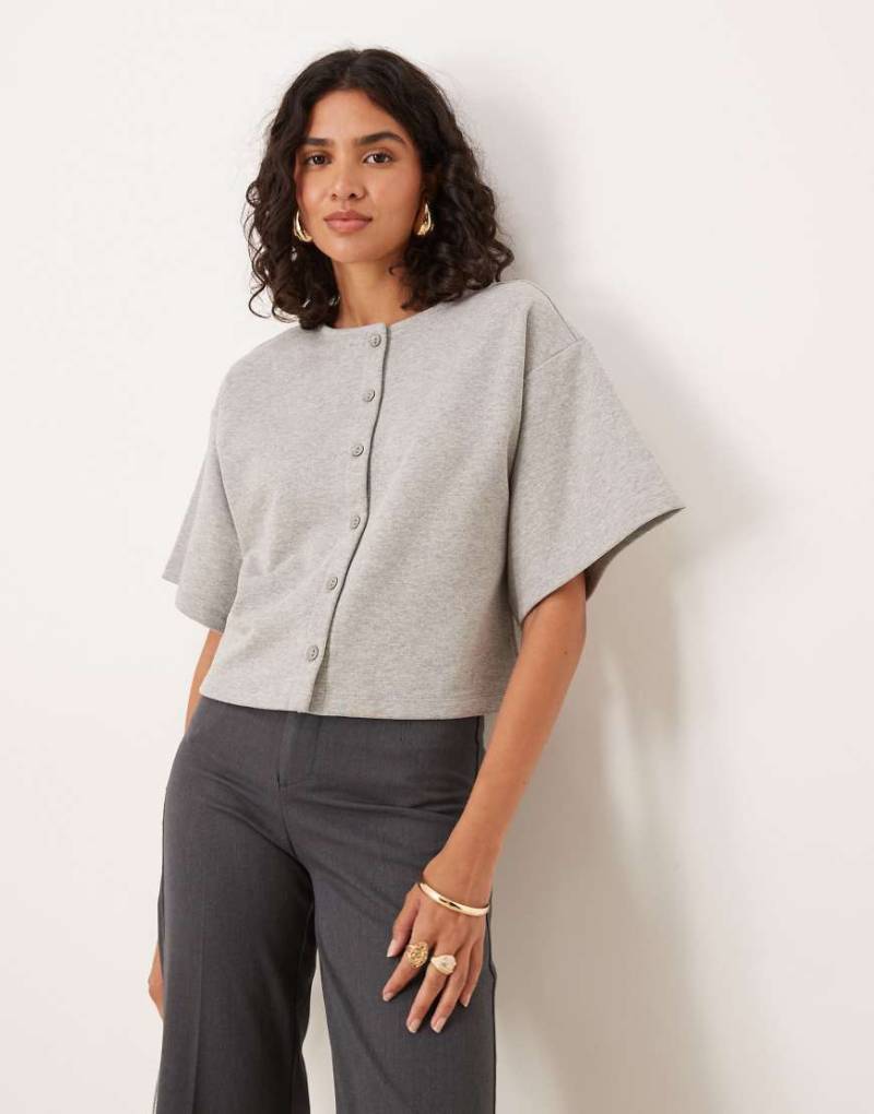 ASOS DESIGN - Ärmelloses Oberteil aus Loopback-Sweatshirtstoff in meliertem Grau mit durchgehender Knopfleiste von ASOS DESIGN
