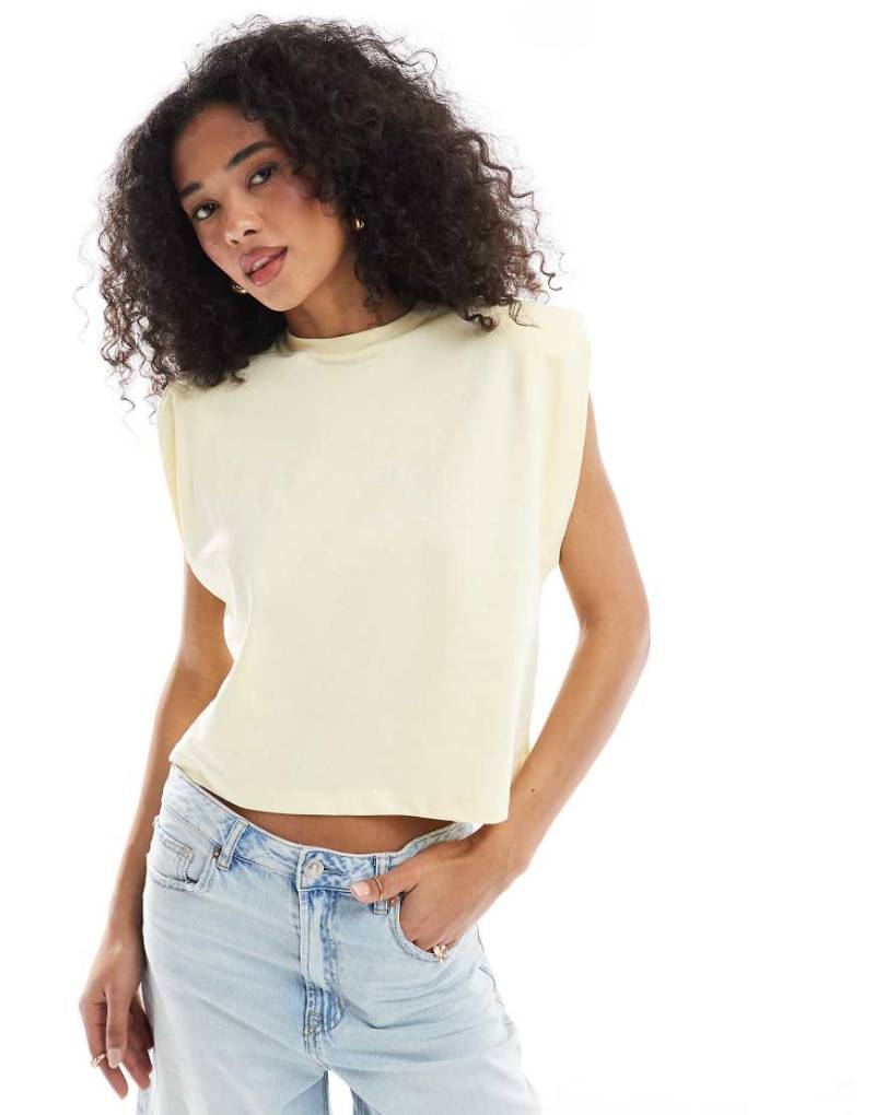 ASOS DESIGN - Ärmelloses Oberteil mit Schulterpolstern in Buttermilchgelb ASOS DESIGN - Ärmelloses Oberteil mit Schulterpolstern in Buttermilchgelb von ASOS DESIGN