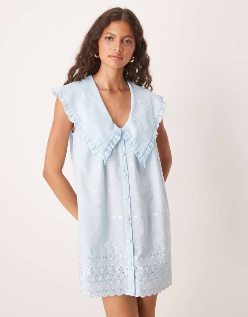 ASOS DESIGN - Ärmelloses Oversize-Hemdblusenkleid in Blau mit Lochstickerei und Kragen von ASOS DESIGN