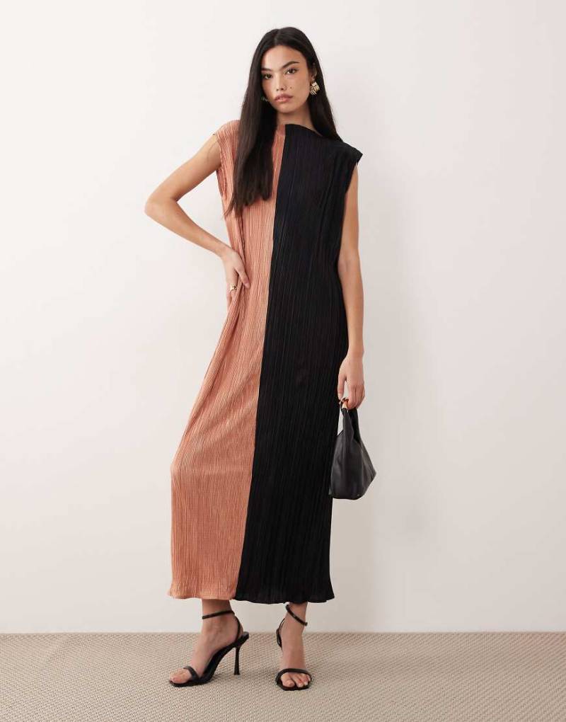 ASOS DESIGN - Ärmelloses Plissee-Maxikleid mit Blockfarben-Design in Toffee und Schwarz-Bunt von ASOS DESIGN