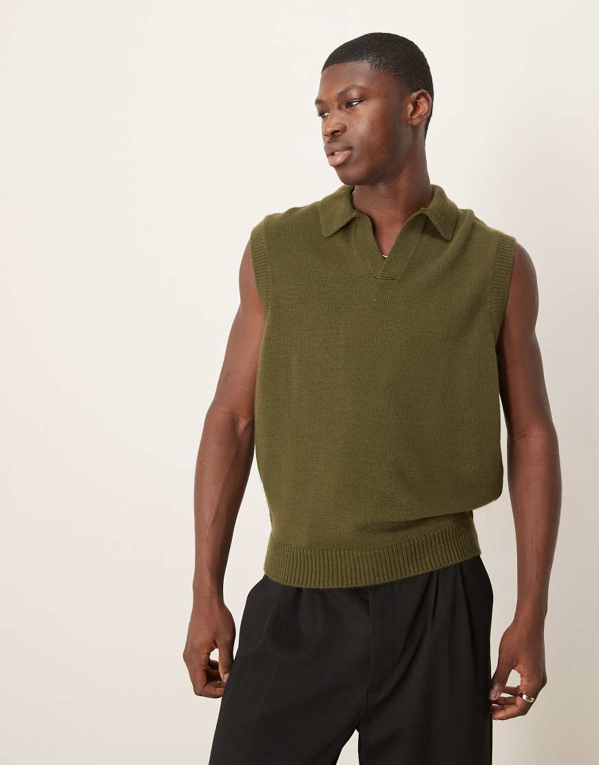 ASOS DESIGN - Ärmelloses Polohemd aus Strick in Khaki mit lockerem, kastigem Schnitt-Neutral von ASOS DESIGN