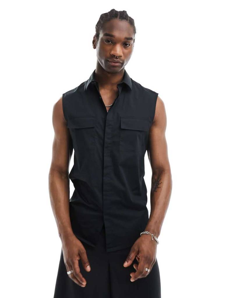 ASOS DESIGN - Ärmelloses Popeline-Hemd in normaler Passform in Schwarz mit Taschen von ASOS DESIGN