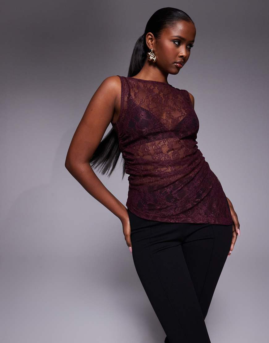 ASOS DESIGN - Ärmelloses Spitzen-Oberteil in Burgunderrot mit seitlicher Raffung und asymmetrischem Detail von ASOS DESIGN