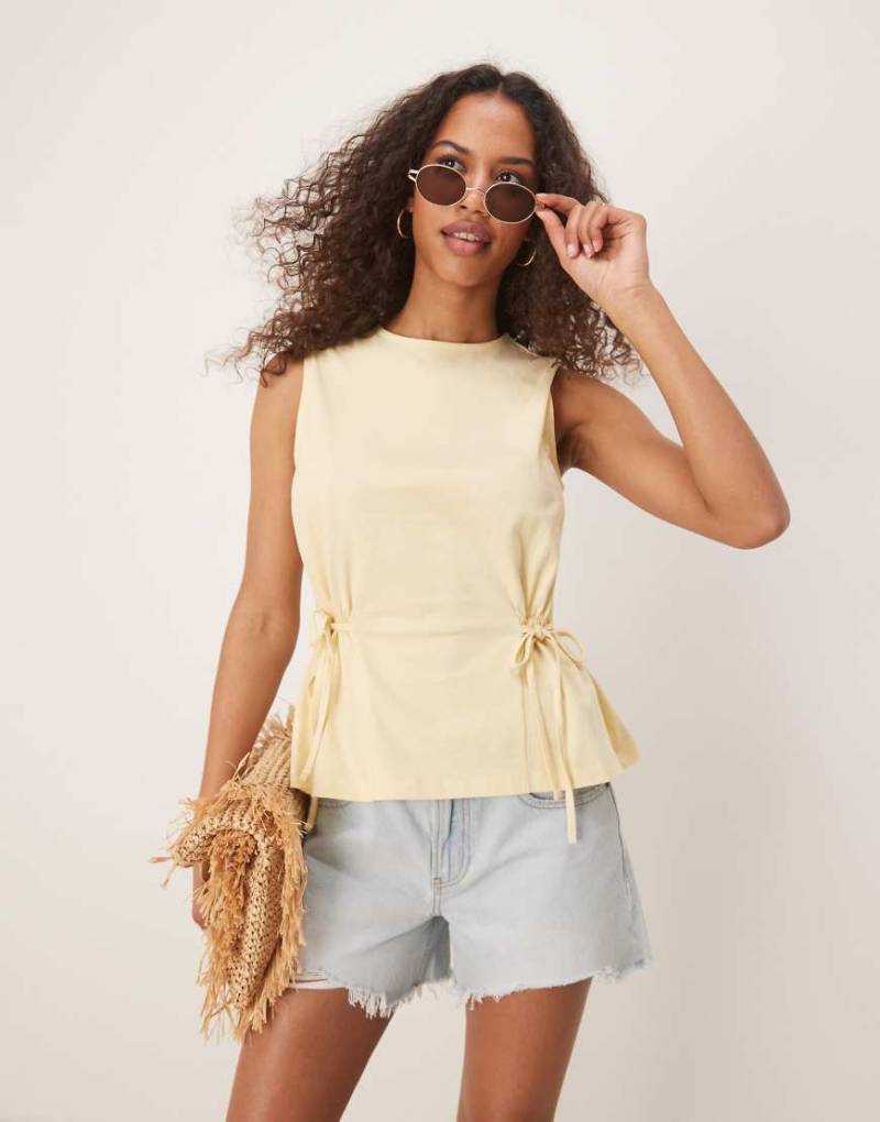 ASOS DESIGN - Ärmelloses T-Shirt in Buttermilchgelb mit betonter Taille von ASOS DESIGN