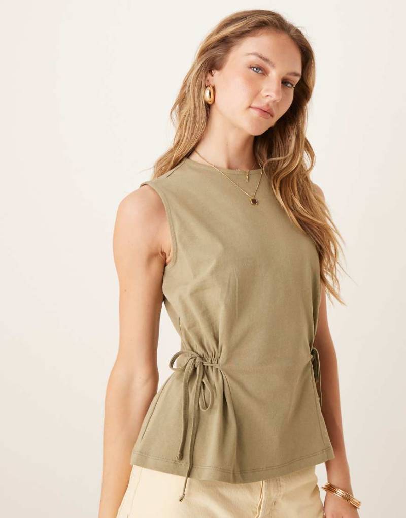 ASOS DESIGN - Ärmelloses T-Shirt in Olivgrün mit betonter Taille von ASOS DESIGN