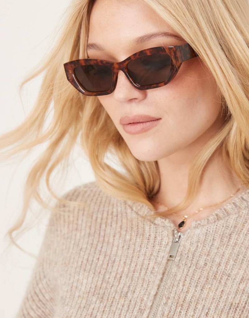 ASOS DESIGN - Abgeschrägte Cat-Eye-Sonnenbrille in Schildpattoptik-Braun von ASOS DESIGN