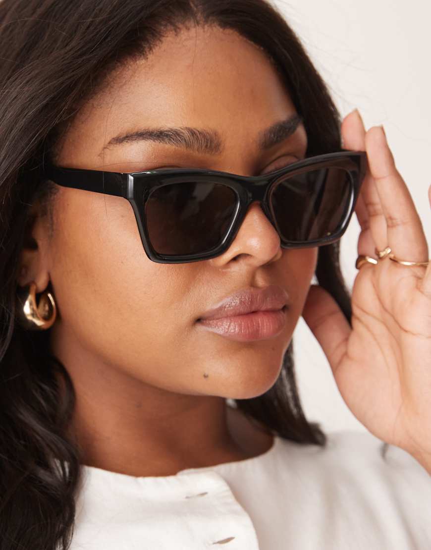 ASOS DESIGN - Abgeschrägte Cat-Eye-Sonnenbrille in glänzendem Schwarz von ASOS DESIGN