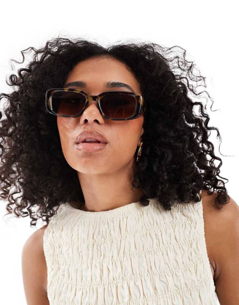 ASOS DESIGN - Abgeschrägte eckige Sonnenbrille in milchiger Schildpattoptik-Braun von ASOS DESIGN