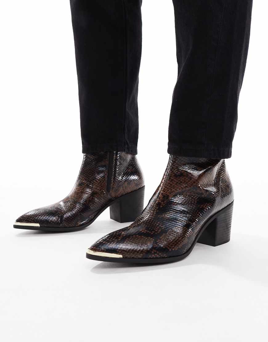 ASOS DESIGN - Absatz-Stiefel in brauner Schlangen-Optik mit goldfarbenem Besatz-Bunt ASOS DESIGN - Absatz-Stiefel in brauner Schlangen-Optik mit goldfarbenem Besatz-Bunt von ASOS DESIGN
